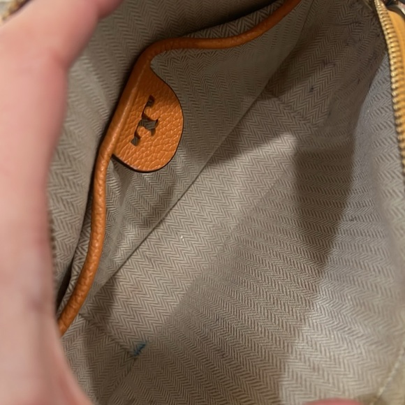 Tory Burch camera bag crafted of leather with floral motif. - Picture 15 of 17